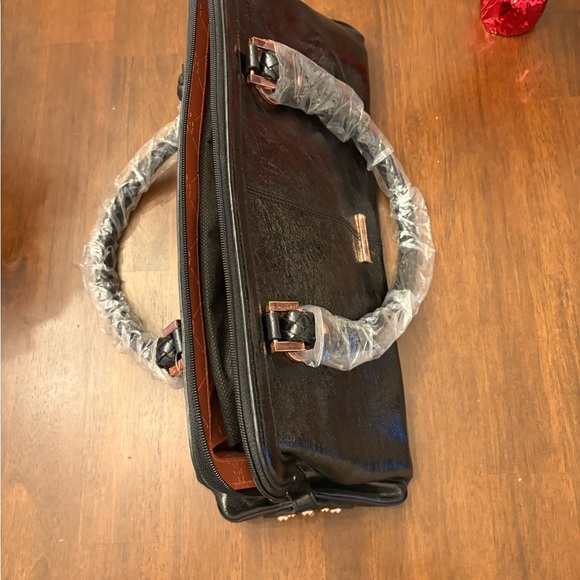 Elegant Black Handbag - Picture 6 of 16